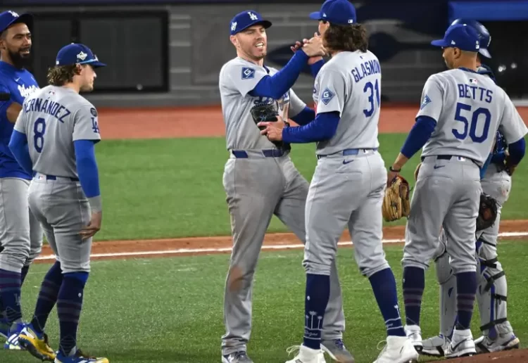 Dodgers gana el sexto partido 3-1 a Toronto y empata a 3 Serie Mundial; la moneda en el aire