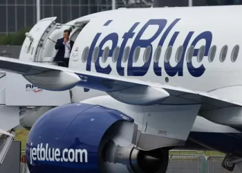 Vuelo de JetBlue ruta Cancún-Newark aterriza de emergencia en Florida; hay 3 heridos