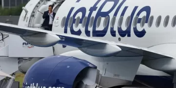Vuelo de JetBlue ruta Cancún-Newark aterriza de emergencia en Florida; hay 3 heridos