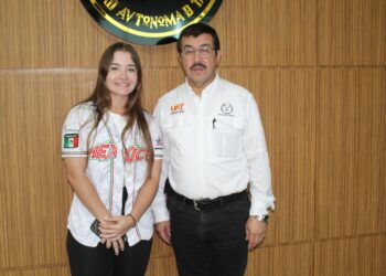 Felicita rector a Edith de Leija por sus éxitos en el béisbol internacional