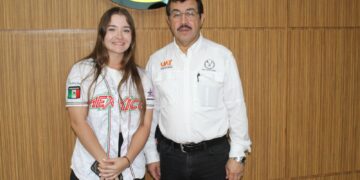 Felicita rector a Edith de Leija por sus éxitos en el béisbol internacional