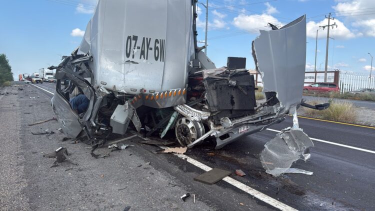 Chocan tres tráileres en la carretera Reynosa-Monterrey; reducen tráfico a un carril