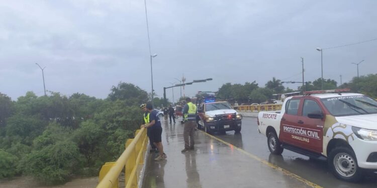 Rescatistas salvan a hombre arrastrado por el río San Marcos