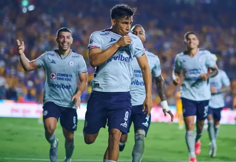 Cruz Azul empató 1-1 de último minuto ante Tigres en El Volcán