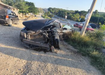 Destroza su Camaro en choque