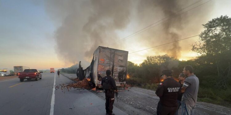 Se incendia tractocamión en carretera Victoria-Matamoros km 119