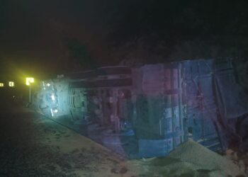 Cierran carretera Rumbo Nuevo por volcadura de trailer