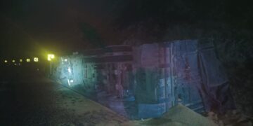 Cierran carretera Rumbo Nuevo por volcadura de trailer