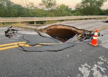 Se abre socavón y cierran carretera Aldama-Soto la Marina