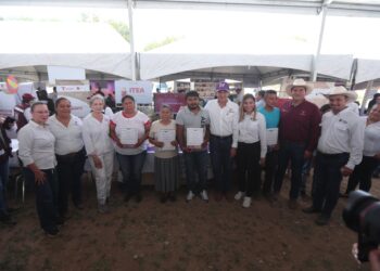 Llevan Américo Villarreal y su esposa María la brigada Transformando Familias a San Nicolás, Tamaulipas