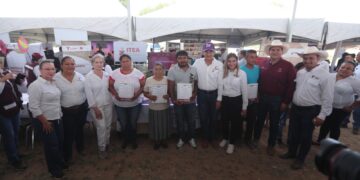 Llevan Américo Villarreal y su esposa María la brigada Transformando Familias a San Nicolás, Tamaulipas