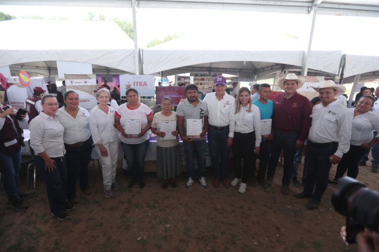 Llevan Américo Villarreal y su esposa María la brigada Transformando Familias a San Nicolás, Tamaulipas