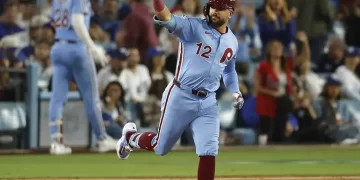 Filis ganan 8-1 y frena a Dodgers y habrá cuarto juego