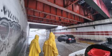 Inundación de vialidades por falta de drenaje pluvial genera caos en varios sectores de Victoria