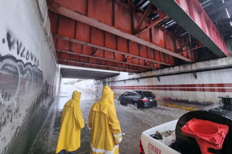 Inundación de vialidades por falta de drenaje pluvial genera caos en varios sectores de Victoria