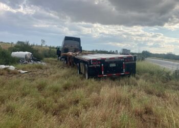 Un muerto y 3 heridos al chocar tráiler y camioneta en carretera Monterrey-Nuevo Laredo