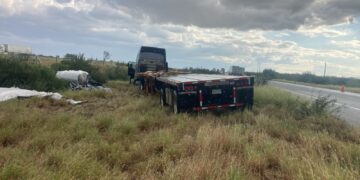 Un muerto y 3 heridos al chocar tráiler y camioneta en carretera Monterrey-Nuevo Laredo