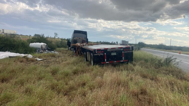 Un muerto y 3 heridos al chocar tráiler y camioneta en carretera Monterrey-Nuevo Laredo