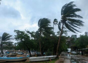 Raymond provoca lluvias y fuertes vientos en Baja California Sur