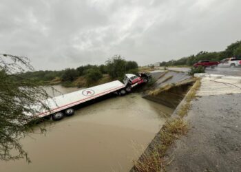 Cae tráiler al río Pilón en la carretera Victoria-Matamoros, tramo Jiménez