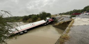 Cae tráiler al río Pilón en la carretera Victoria-Matamoros, tramo Jiménez
