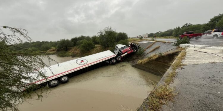 Cae tráiler al río Pilón en la carretera Victoria-Matamoros, tramo Jiménez