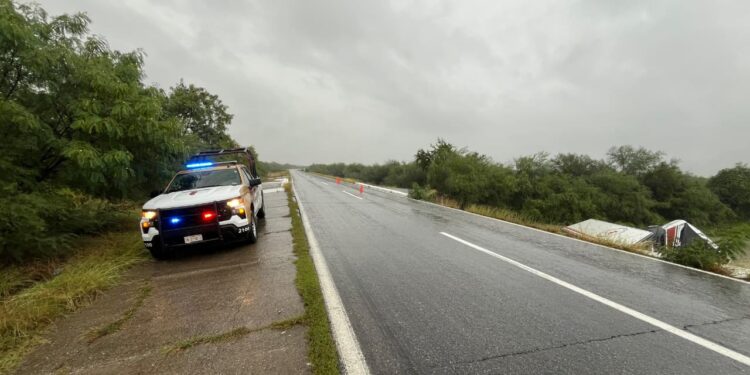 Cae tráiler al río Pilón en la carretera Victoria-Matamoros, tramo Jiménez