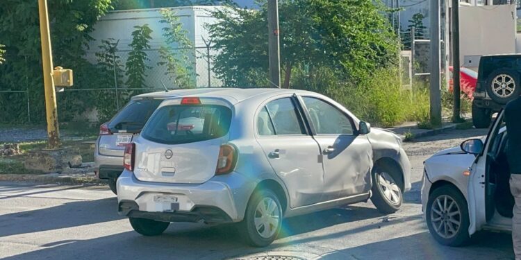 Paso de alto causa accidente en el 21 Juárez