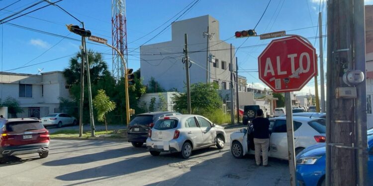 Paso de alto causa accidente en el 21 Juárez