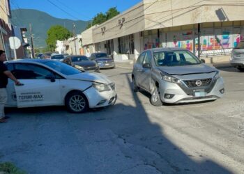Paso de alto causa accidente en el 21 Juárez