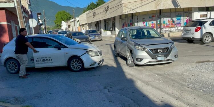 Paso de alto causa accidente en el 21 Juárez