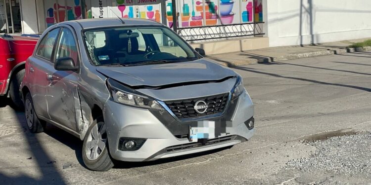 Paso de alto causa accidente en el 21 Juárez