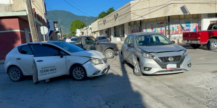 Paso de alto causa accidente en el 21 Juárez