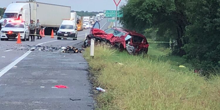 Mueren cinco personas en accidente carretero