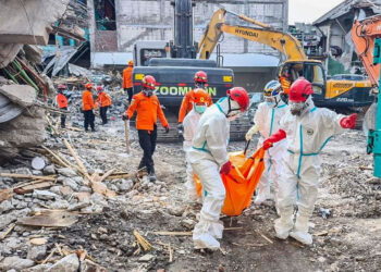 Sube a 55 el número de muertos por derrumbe en Java