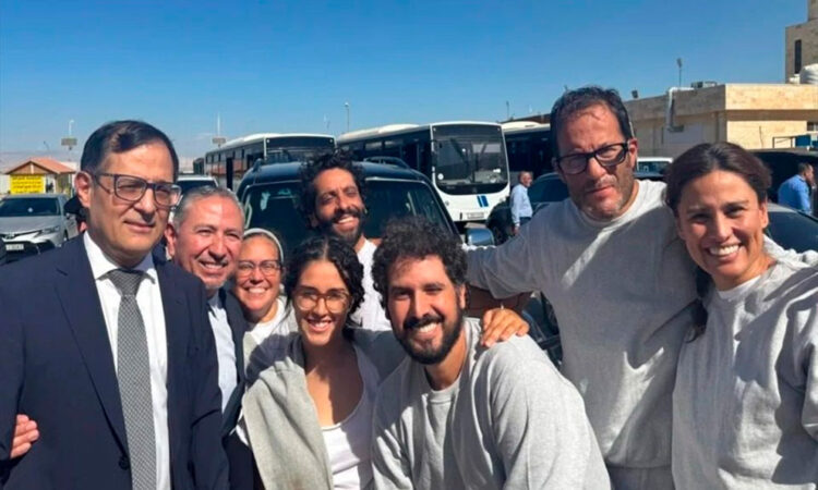 Regresan mexicanos detenidos en Israel por la Flotilla