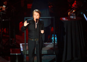 Raphael reprograma su show en España tras problemas de salud