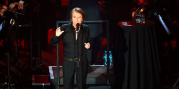 Raphael reprograma su show en España tras problemas de salud