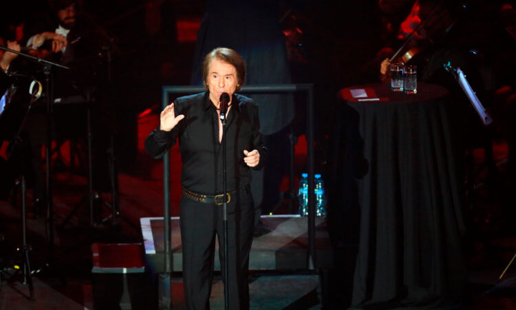 Raphael reprograma su show en España tras problemas de salud