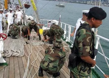 Rescatan a 27 menores en embarcación; podrían ser víctimas de trata laboral