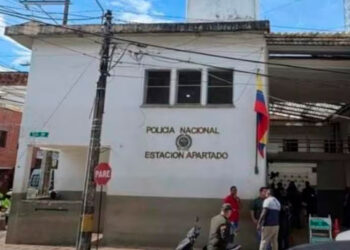 Fuga masiva en comisaría colombiana: 18 reclusos escapan