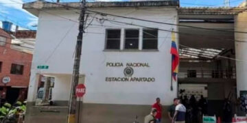 Fuga masiva en comisaría colombiana: 18 reclusos escapan
