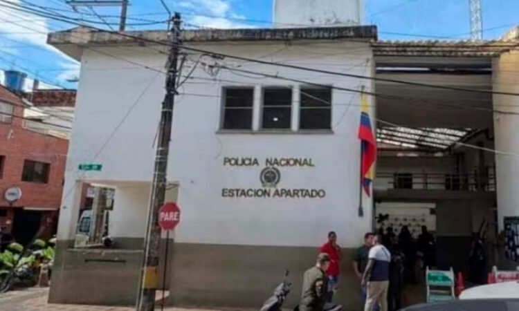 Fuga masiva en comisaría colombiana: 18 reclusos escapan