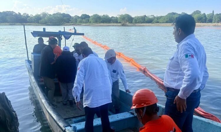 Derrame de Pemex en Álamo llega al río Tuxpan
