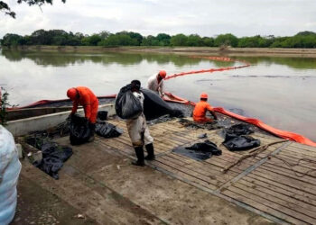 Controlan derrame de petróleo en el río Pantepec