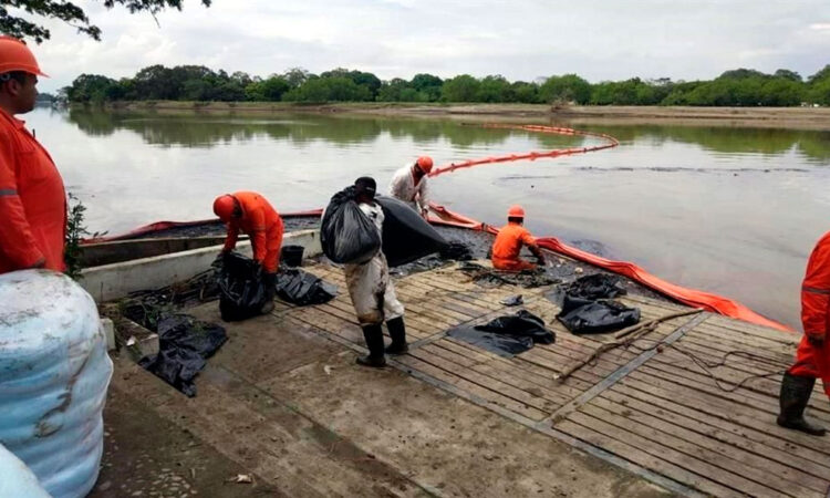 Controlan derrame de petróleo en el río Pantepec