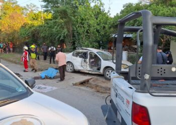 Mueren dos en choque de moto contra auto