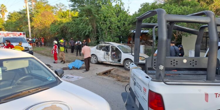 Mueren dos en choque de moto contra auto