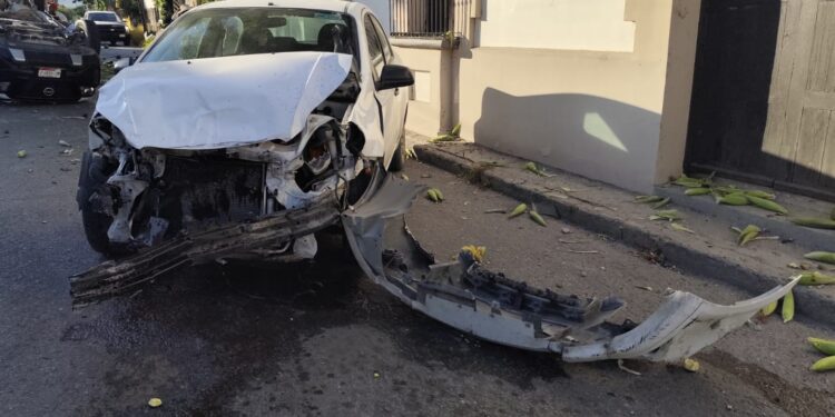 Choca camioneta de elotero y vuelca en centro de Cd. Victoria; cinco heridos