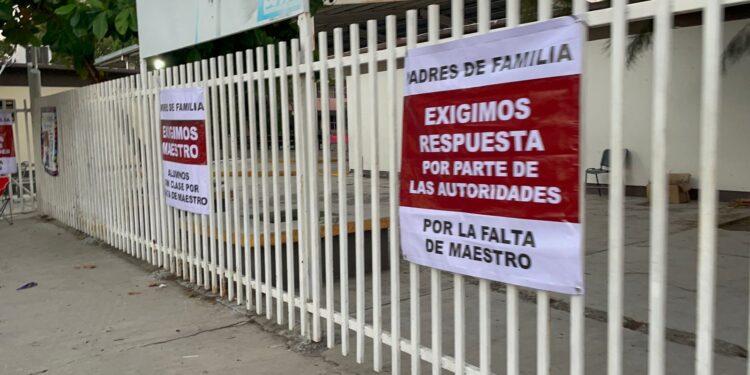 Cierran padres de familia la primariam Leona Vicario, exigen maestro